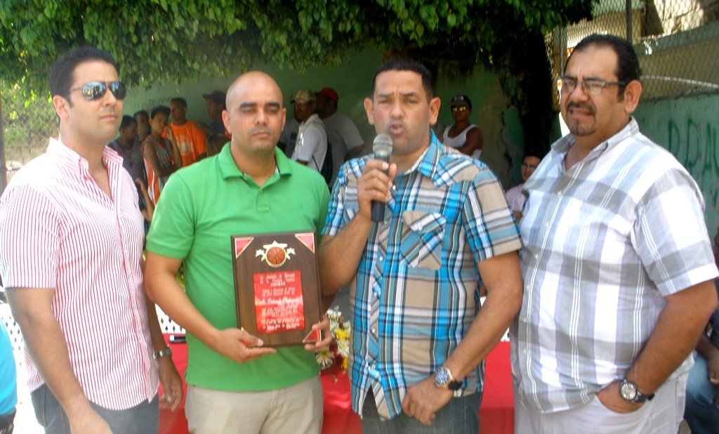 Orlando Pichardo dando las gracias luego de Recibir la Placa en inauguración torneo minibenjamin 2014